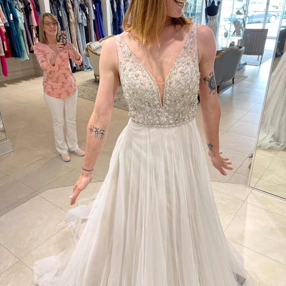 2022 ivory designer wedding dress - Picture 4 of 4